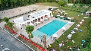 an overhead view of a swimming pool with people around it at Camping Rialto in Campalto