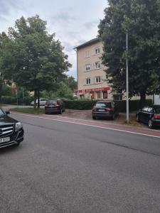 a group of cars parked on the side of a road at Charmantes helles Zimmer zentrumnah und naturnah in Göppingen +3 photos