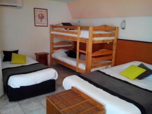 - une chambre avec 2 lits superposés et des oreillers jaunes dans l'établissement Hôtel Castellane, à Toulouse