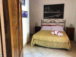 Postel nebo postele na pokoji v ubytování Locazione Turistica sita in via Ponte di Ferro 2 a Gualdo Cattaneo