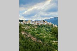 una ciudad en la cima de una colina con casas en APTO LOS MOLINOS LUCENA DEL CID Bajo C REF 048 en Lucena del Cid