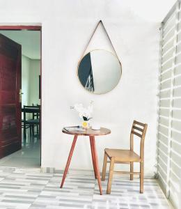 uma mesa, uma cadeira e um espelho na parede em 40 40 Accommodation em Matola
