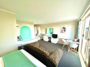 Postel nebo postele na pokoji v ubytování Parklane Motel