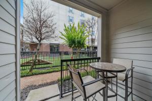 patio con mesa y sillas en el balcón en Corporate rental unit City Centre, Energy Corridor en Houston