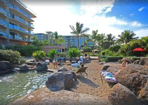 ラハイナにあるBright and Luxurious 1BR at Honua Kai Resort K722のリゾートのビーチに座っている人々のグループ