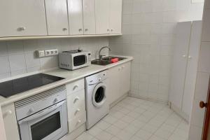 una cocina con lavadora y microondas en Precioso apartamento en Mojacar Pueblo, en Mojácar