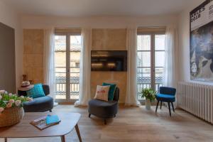 sala de estar con 2 sillas y mesa en Duplex Flamingo, l'Hauture, Arles en Arles