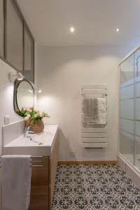 a bathroom with a sink and a mirror at Duplex Flamingo, l'Hauture, Arles in Arles