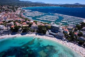 een luchtzicht op een strand en het water bij Trés beau studio 35 M2 Entre Mer et Forêt grand jardin et douche tropicale in La Seyne-sur-Mer