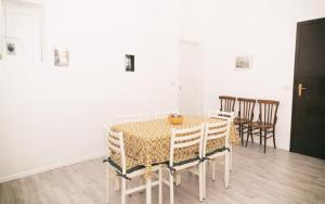 una sala da pranzo con tavolo e sedie di La Casa dei Nonni a Scicli