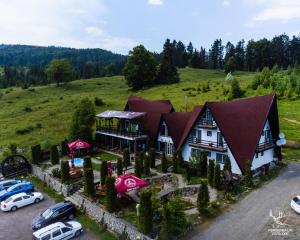 an aerial view of a house with cars parked in a parking lot at Pensiunea LIN COTA 1000 in Sinaia