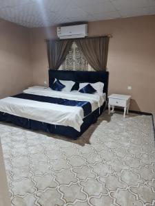 سرير أو أسرّة في غرفة في دار اوتيل Dar Otel