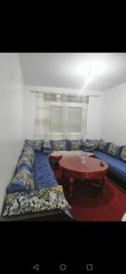 un salon avec une table et un canapé dans l'établissement Sweet appartement Gigi, à Tetouan