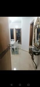 - Vistas a una habitación con espejo y mesa en Sweet appartement Gigi en Tetuán