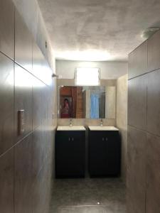 a bathroom with two sinks and a mirror at Cabaña de campo in Tanti