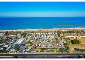 einen Luftblick auf einen Parkplatz neben dem Strand in der Unterkunft Discovery Parks - Adelaide Beachfront in Adelaide