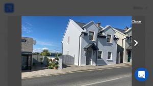 uma imagem de uma casa com uma câmara ip em Beautiful Central 3-Bed House in Co Clare em Miltown Malbay