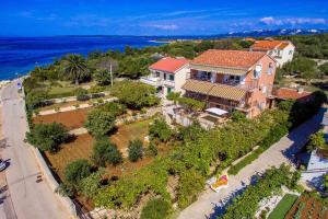 una vista aérea de una casa con el océano en Apartments Ivan - 15 m from beach, en Lun