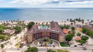 an aerial view of a building next to the beach at [Kariri 215] 46m², pé na areia, varanda vista mar! in Cumbuco