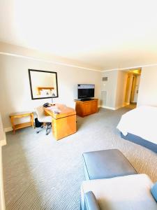 Private condo hotel at Four Seasons Brickell في ميامي: غرفة في الفندق مع مكتب وغرفة نوم