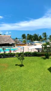 - Vistas a un complejo con piscina y playa en Ocean view Aquamarina en Cancún