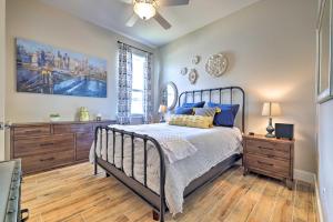 um quarto com uma cama, uma cómoda e uma janela em Upscale Austin Area Escape Families Welcome! em Austin