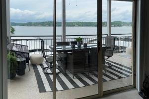 レイク・オザークにある2 Pools, Boat Slip Waterfront Condo in Lake Ozarkのギャラリーの写真 +21枚の写真