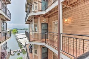 Foto da galeria de Waterfront Condo with 2 Pools and Boat Slip! em Lake Ozark