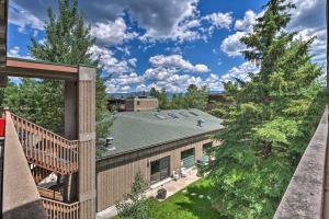 フリスコにあるFrisco Condo 2 Blocks to Main St Year-Round Fun!の屋根付きの家屋