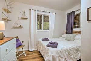 Ένα ή περισσότερα κρεβάτια σε δωμάτιο στο Mountain Town Adventures Home with Fire Pit!