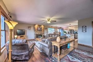 Μια τηλεόραση ή/και κέντρο ψυχαγωγίας στο Mountains Majesty Cabin with Hot Tub and Mtn Views!