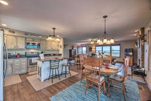 Η κουζίνα ή μικρή κουζίνα στο Mountains Majesty Cabin with Hot Tub and Mtn Views!