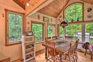 Η κουζίνα ή μικρή κουζίνα στο Beautiful Jay Peak Home Near Creek and Waterfalls!
