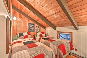 Una cama o camas en una habitación de Beautiful Jay Peak Home Near Creek and Waterfalls!