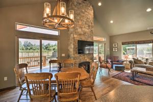 uma sala de jantar com uma mesa e uma lareira em Rustic Cabin Near Mt Rainier Fire Pit and BBQ! em Packwood