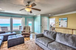 Φωτογραφία από το άλμπουμ του Coastal Retreat with Hot Tub Steps to Beach! σε Holden Beach