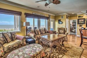 Φωτογραφία από το άλμπουμ του Coastal Retreat with Hot Tub Steps to Beach! σε Holden Beach