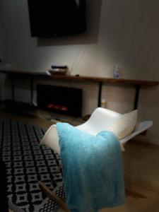 - Silla blanca y azul en la sala de estar en Departamento vista al mar, en El Tabo