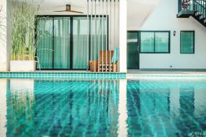 Bazén v ubytování The Pago Design Hotel Phuket-SHA Plus nebo v jeho okolí