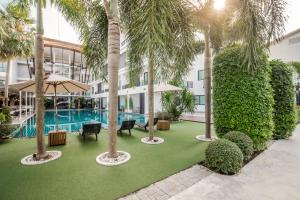 Bazén v ubytování The Pago Design Hotel Phuket-SHA Plus nebo v jeho okolí