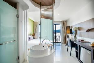 Postel nebo postele na pokoji v ubytování The Pago Design Hotel Phuket-SHA Plus