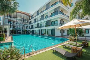 Bazén v ubytování The Pago Design Hotel Phuket-SHA Plus nebo v jeho okolí