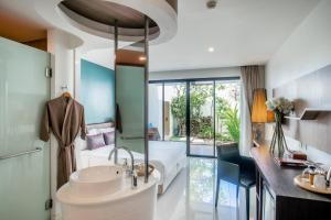 Koupelna v ubytování The Pago Design Hotel Phuket-SHA Plus
