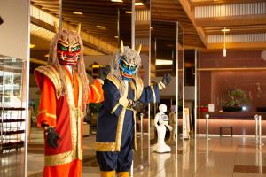 Due persone in costume in piedi in una hall di Noboribetsu Sekisui Tei a Noboribetsu