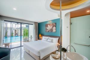 Postel nebo postele na pokoji v ubytování The Pago Design Hotel Phuket-SHA Plus