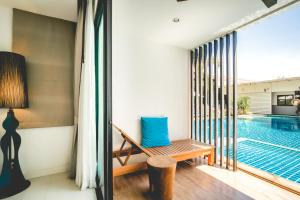Bazén v ubytování The Pago Design Hotel Phuket-SHA Plus nebo v jeho okolí