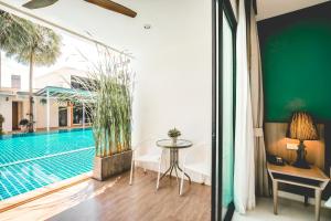 Bazén v ubytování The Pago Design Hotel Phuket-SHA Plus nebo v jeho okolí