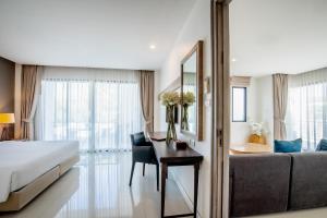 Postel nebo postele na pokoji v ubytování The Pago Design Hotel Phuket-SHA Plus