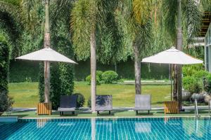 Bazén v ubytování The Pago Design Hotel Phuket-SHA Plus nebo v jeho okolí