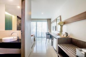 Postel nebo postele na pokoji v ubytování The Pago Design Hotel Phuket-SHA Plus